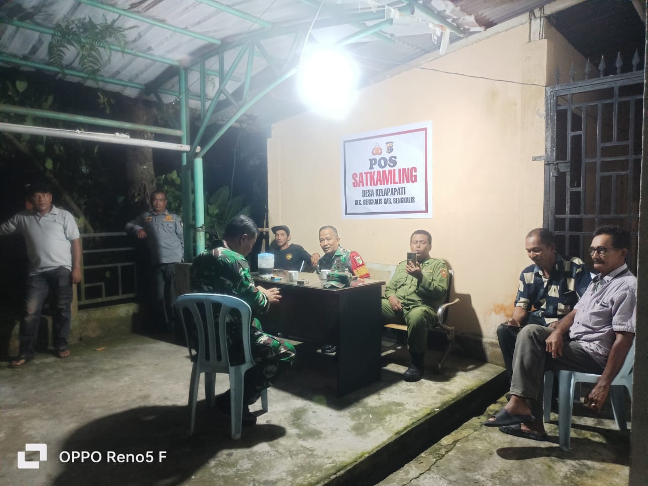 Babinsa Koramil 01/Bkls Patroli Bersama Masyarakat