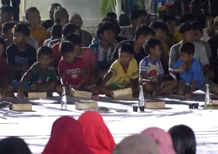 Momen Warga Sahur Bersama di Huntara Aceh Tamiang: Daging dan Udangnya Enak!