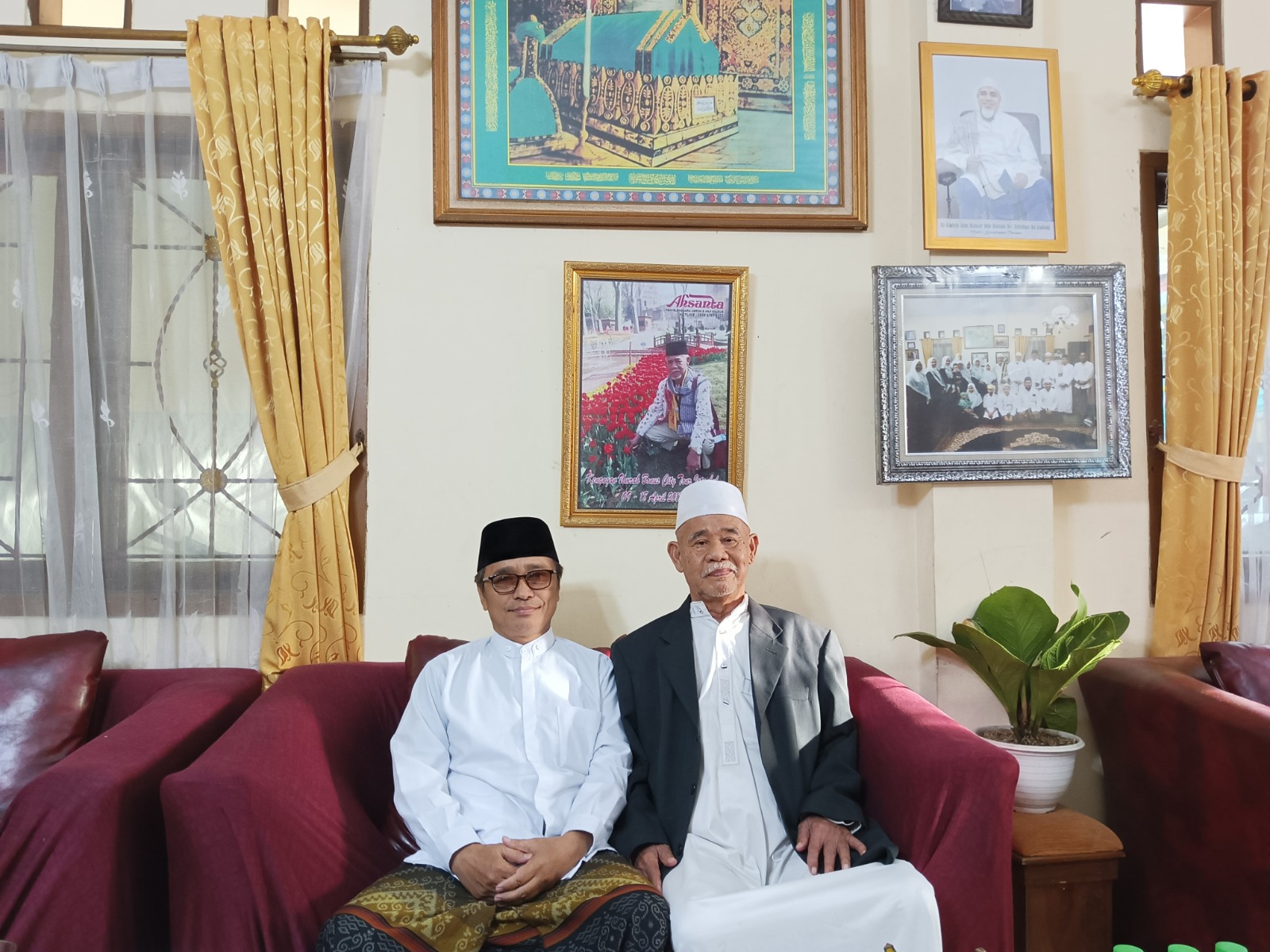 Gus Isqowi bersama ketua MUI Kota Tangerang Selatan KH Saidih