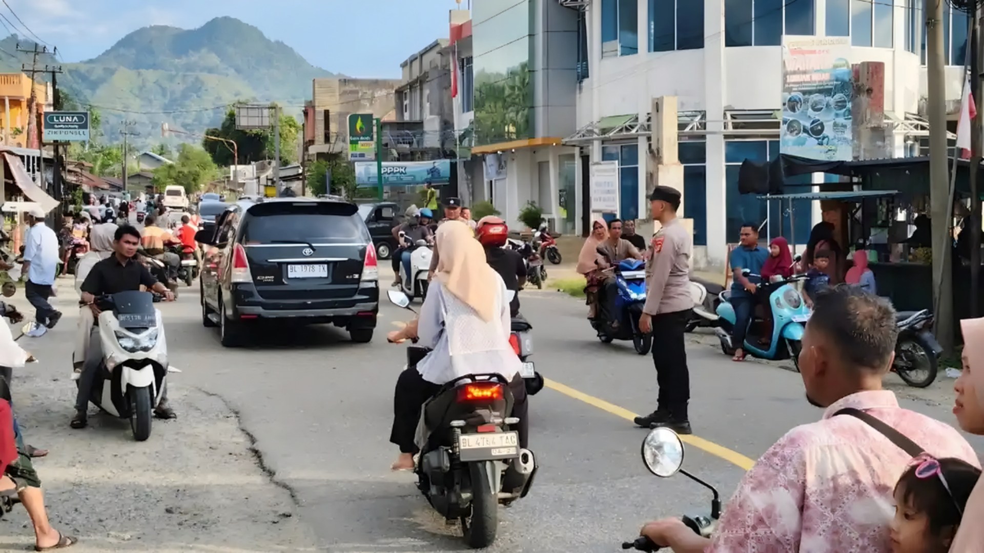 Personel Polsek Samadua Aceh Selatan Intensifkan Pengaturan Lalu Lintas Jelang Berbuka Puasa Picsart_26-02-23_13-10-32-335.jpg
