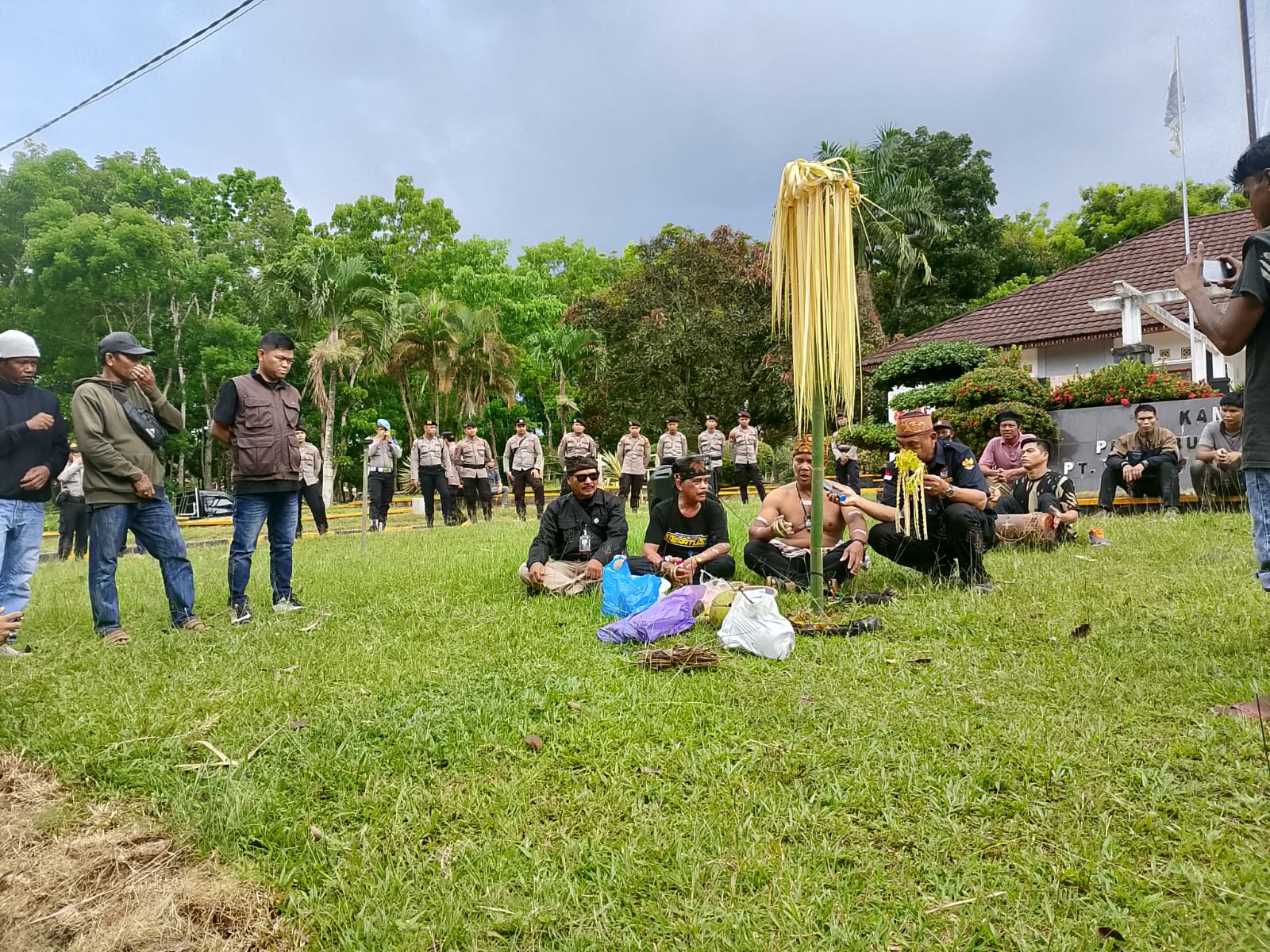 Ketegangan Memuncak di Kintap: Ratusan Warga Protes Intimidasi, Ultimatum 14 Hari untuk Sengketa