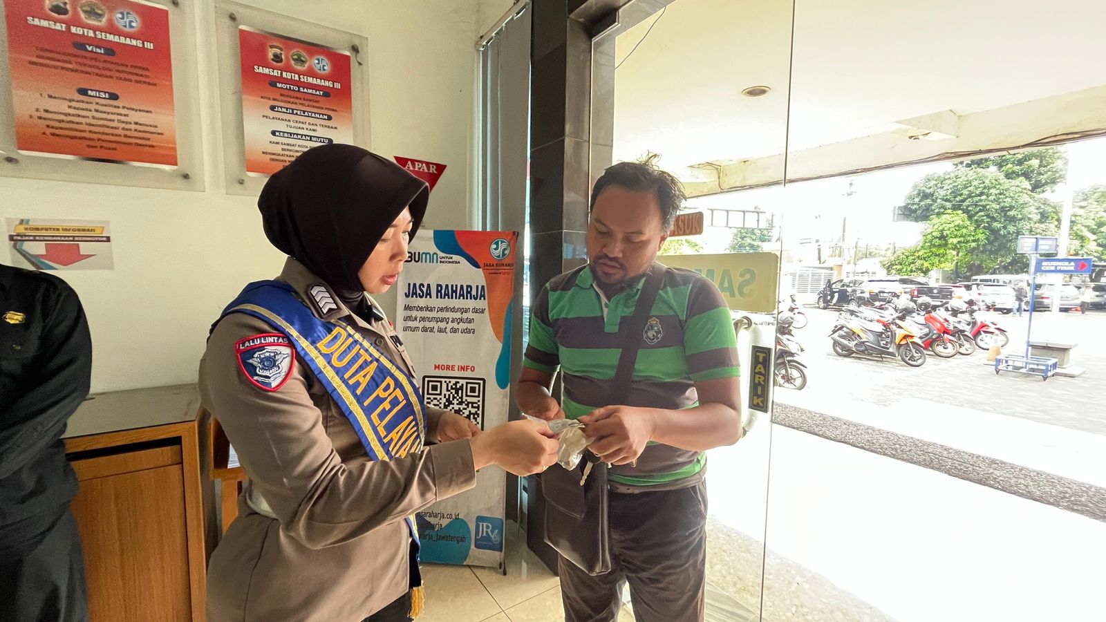 Polantas Menyapa: Duta Pelayanan Samsat Semarang III Dampingi Warga Perpanjangan STNK Secara Humanis