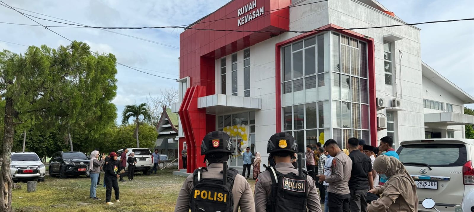 Unit Turjawali Sat Samapta Polres Polewali Mandar Amankan Peresmian Rumah Kemasan UMKM Polman